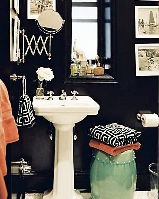 Black Bathroom via Bekob.com
