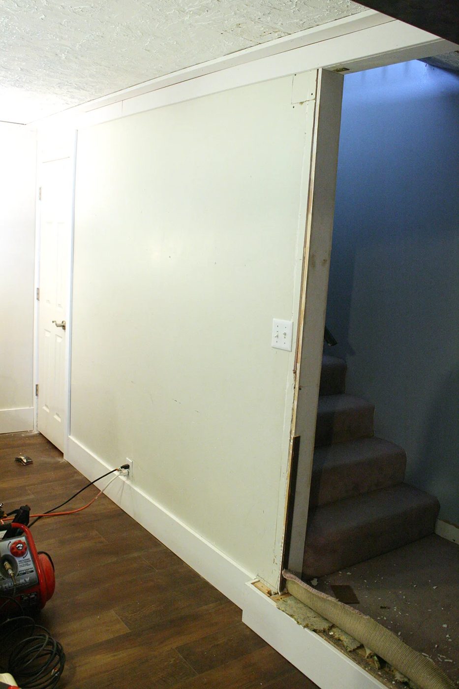 Crown molding for a Board and batten wall walkthrough, direct texture Bekob (25)