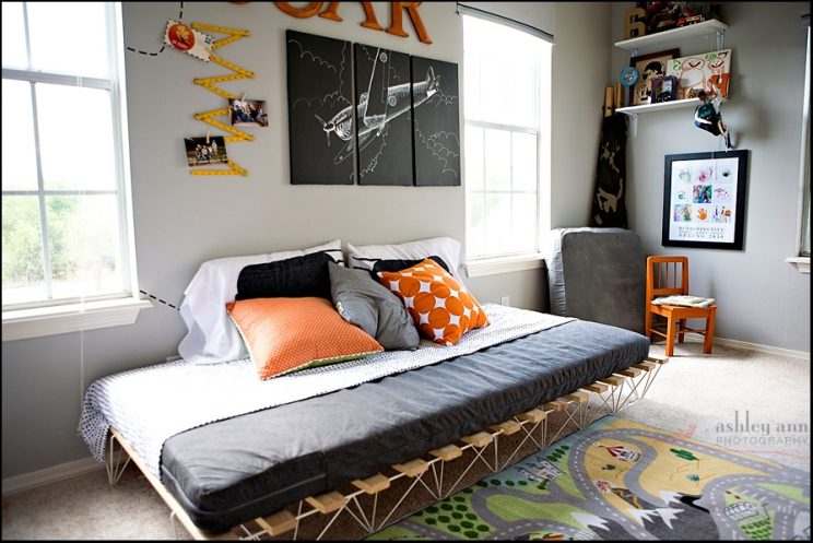 Under the Sycamore boy room