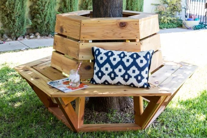 build this hexagon bench with a round cooler in the middle for drinks instead, by Addicted 2 Handmade