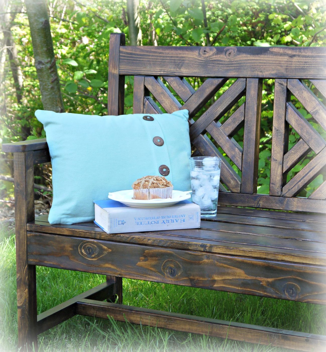 Build a Bench With a Woven Back | Red Hen Home featured on Bekob.com #bench #buildit #seating @Bekob