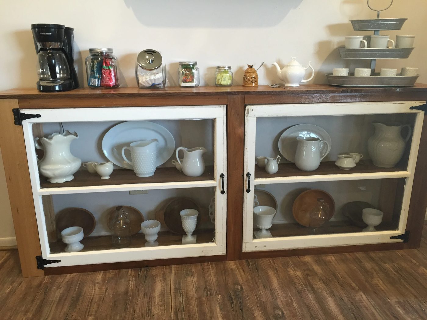 Handmade walkthrough to build a buffet or console table from old windows and reclaimed wood The Weekend Country Girl on @Bekob (1)