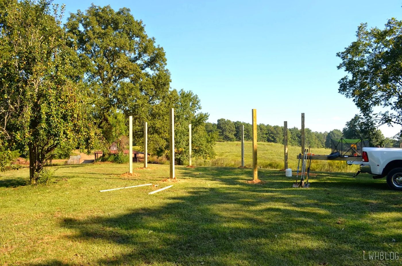 Step by Step Instructions for Building a Pergola by Little White House Blog featured on @Bekob