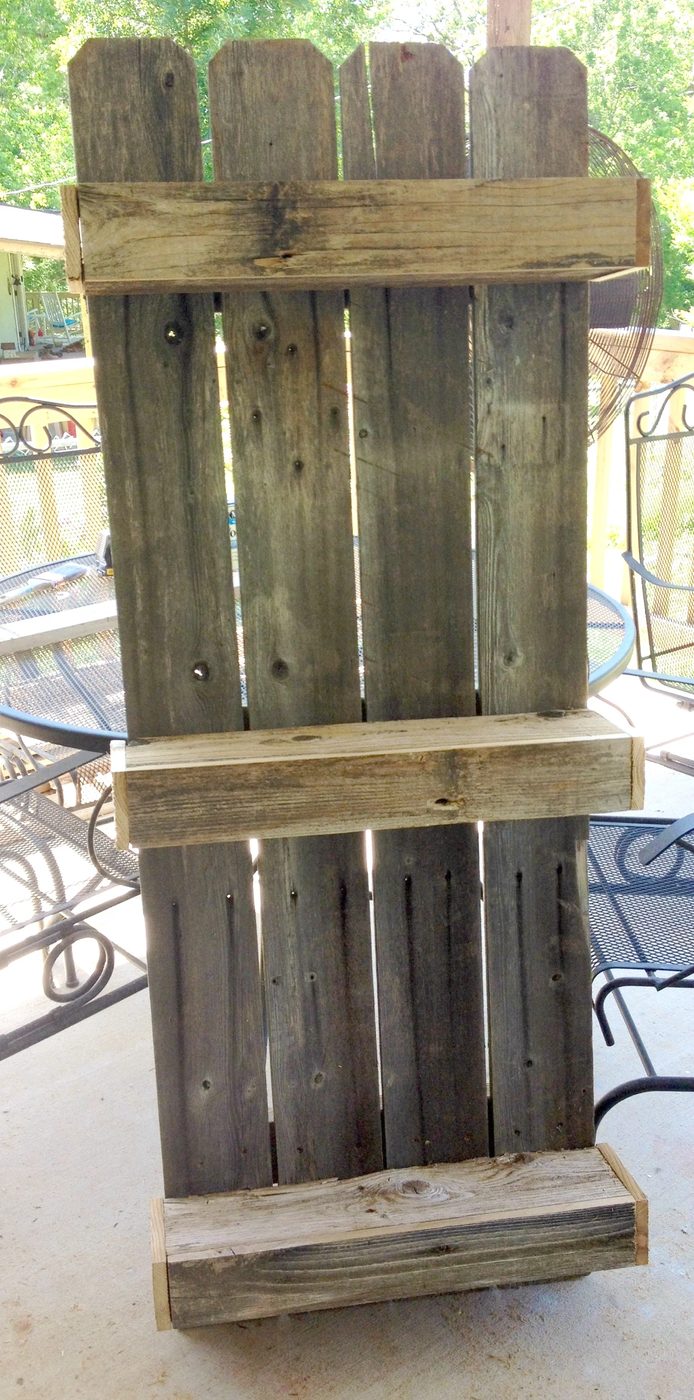 rustic wall shelf for the bathroom, built from fencing The Weekend Country Girl on @Bekob