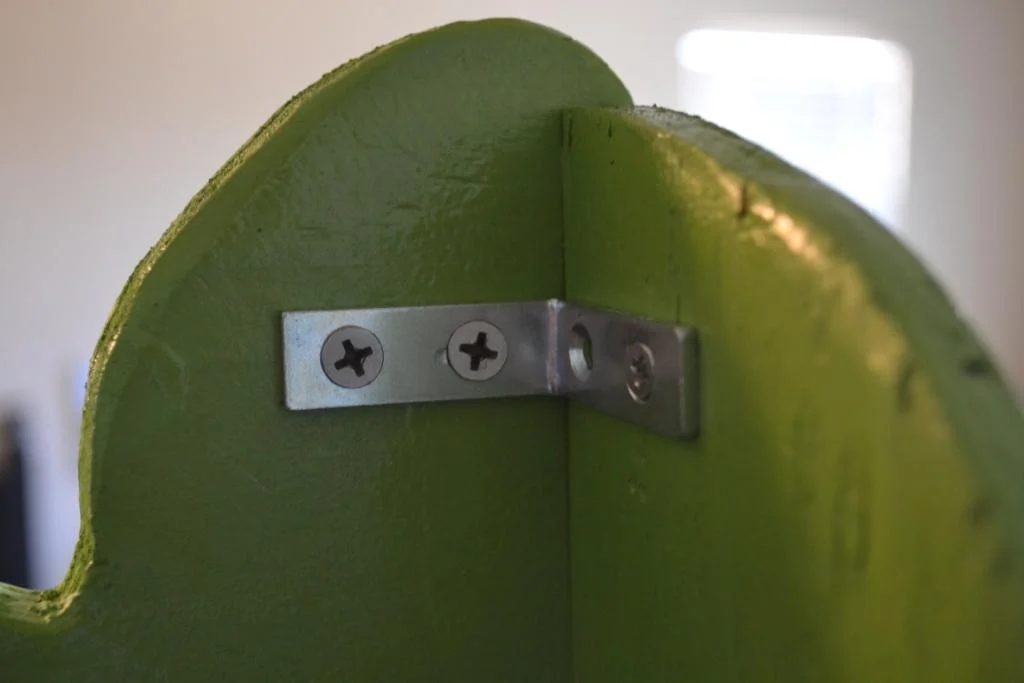 use brackets to connect enclosure walls for an indoor tree house loft, I Am Hardware featured on Bekob