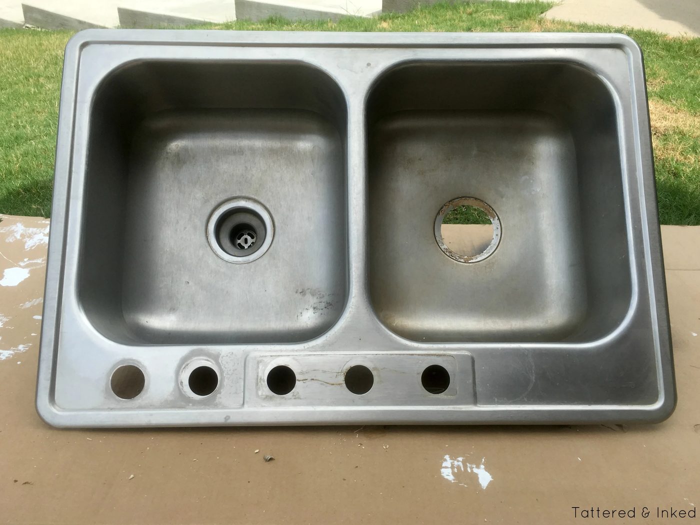 Reuse a double basin kitchen sink as a kids' sand and water table by Tattered and Inked featured on @Bekob