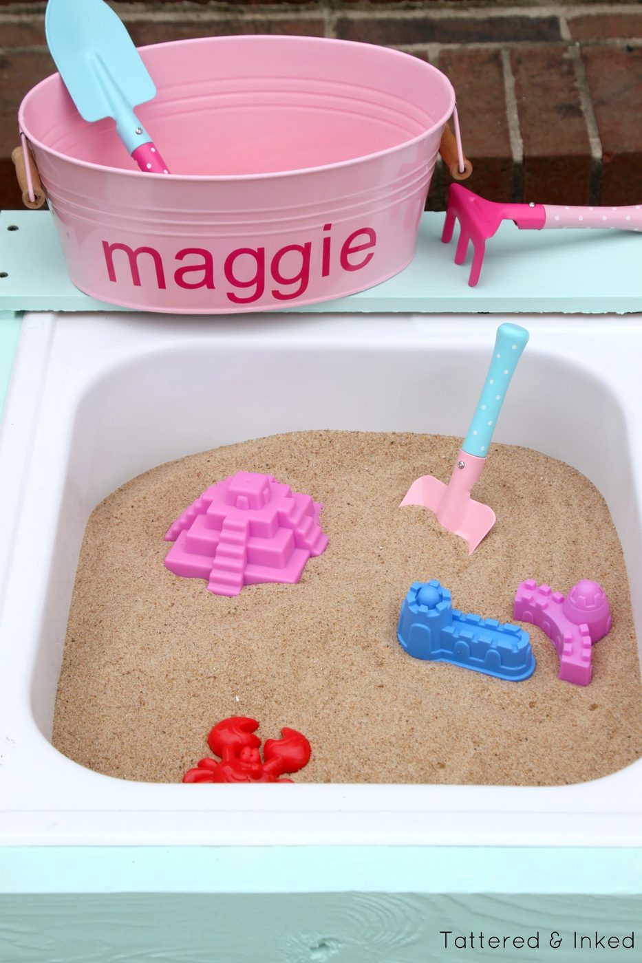 Make your own water and sand table for your toddler by Tattered and Inked featured on @Bekob