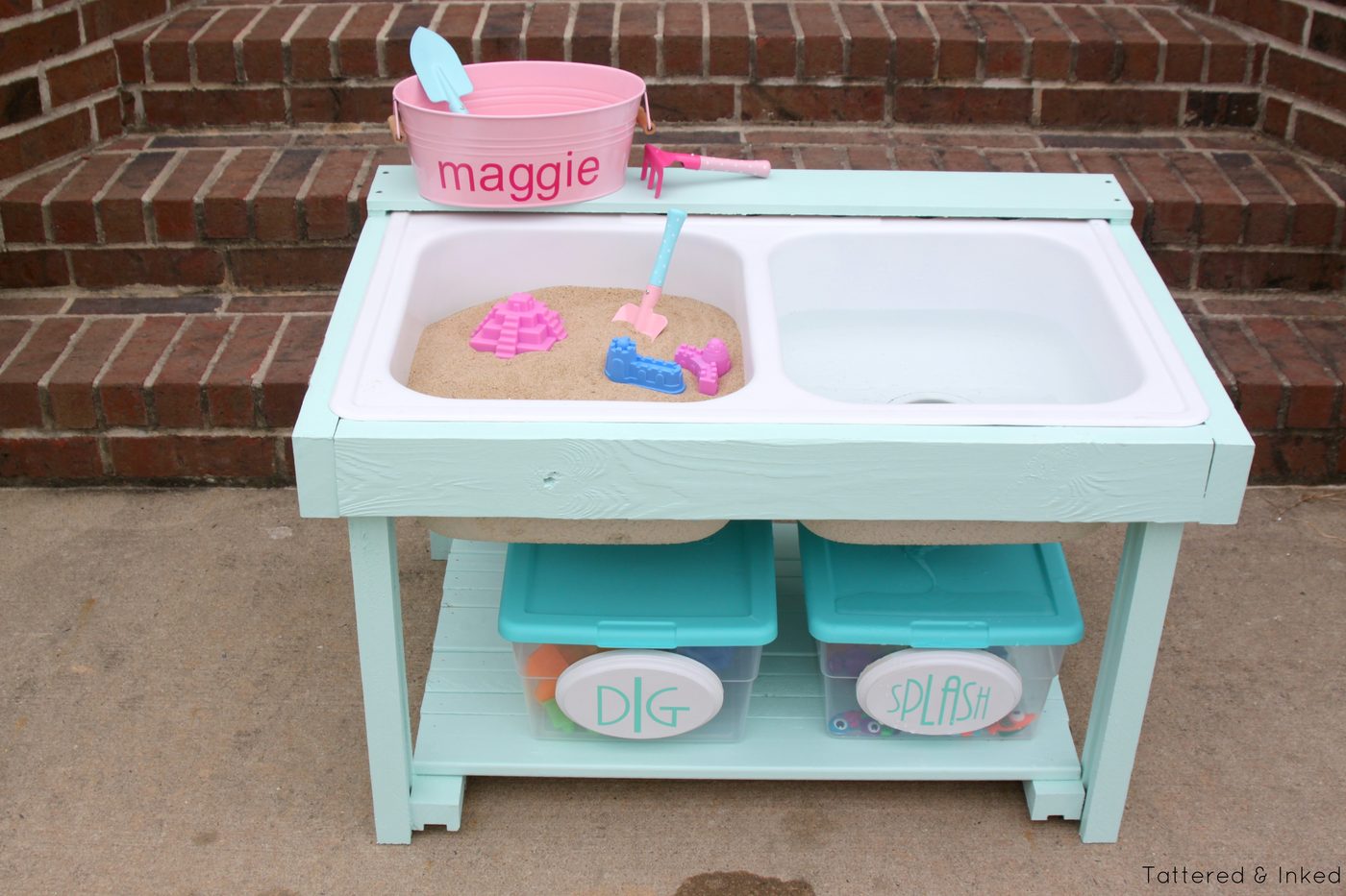 Adorable kids sand and water table from an old kitchen sink by Tattered and Inked featured on @Bekob