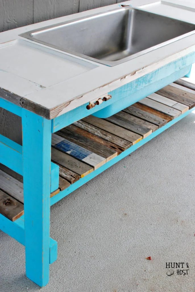 well fitted table for outdoor entertaining using salvaged door and sink by Hunt and Host featured on @Bekob