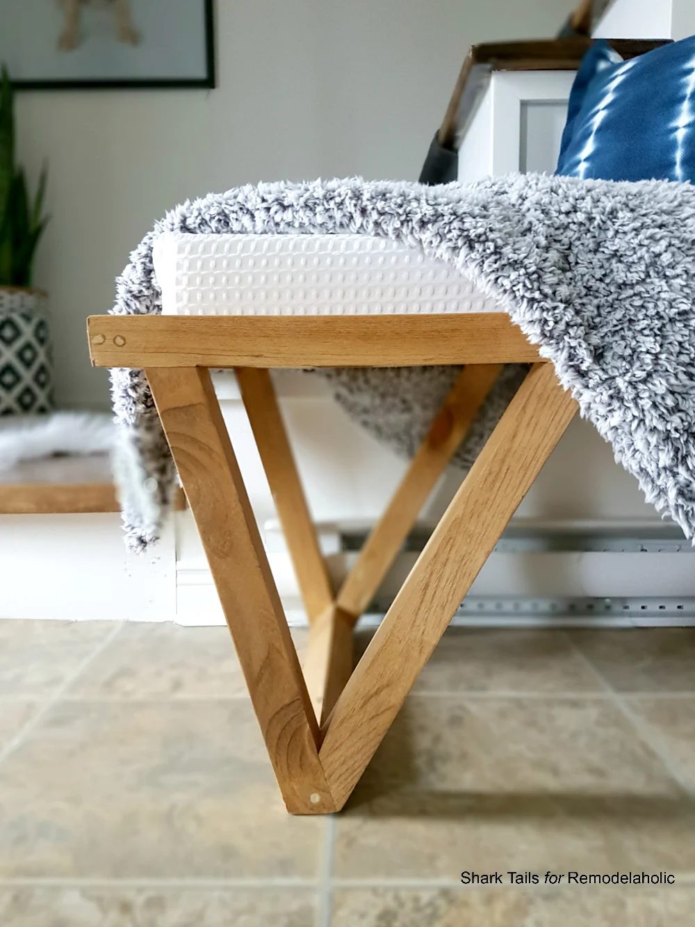 Triangle Bench.SharkTails.19