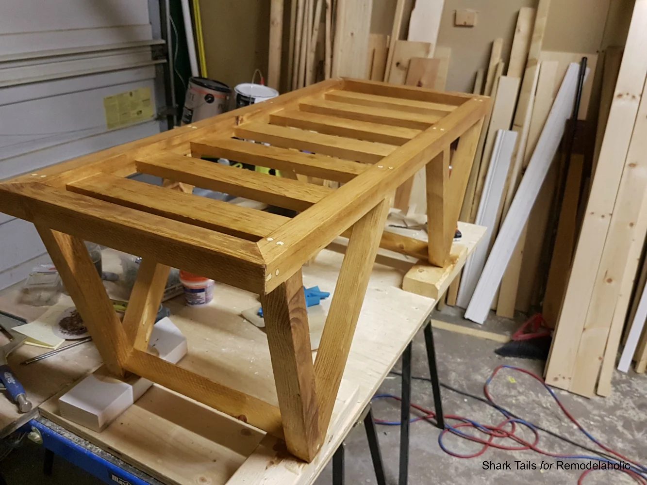 Triangle Bench.SharkTails.17
