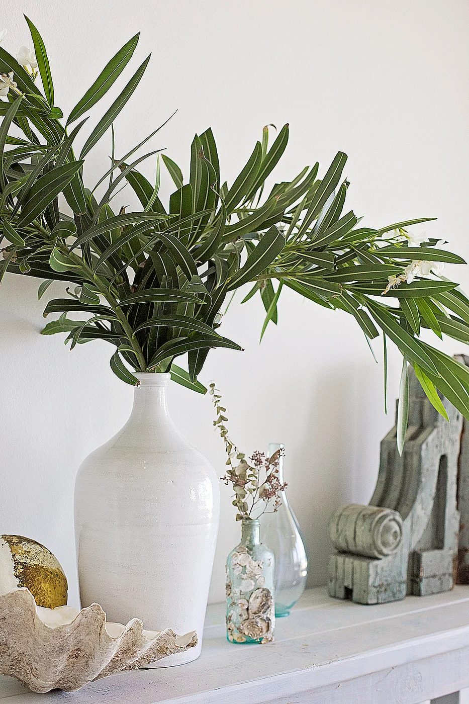 Create a beach feel in your home using this console table walkthrough and milk paint layering technique by Shabbyfufu featured on @Bekob