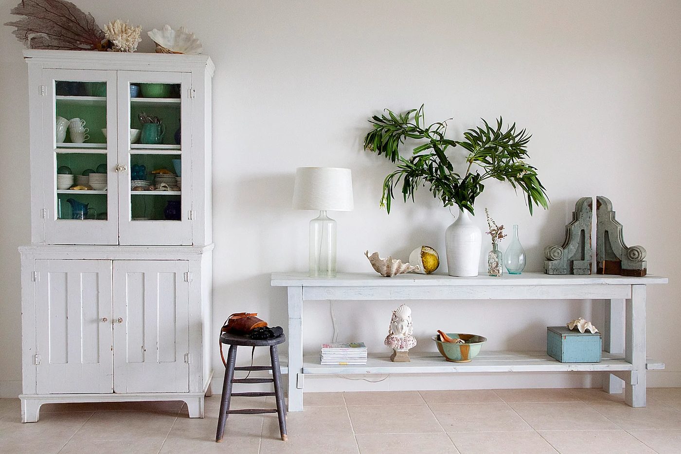 This smart no-nails console table is straightforward to build, and straightforward to disassemble for straightforward moving and transportation, making it ideal for renters, milita
