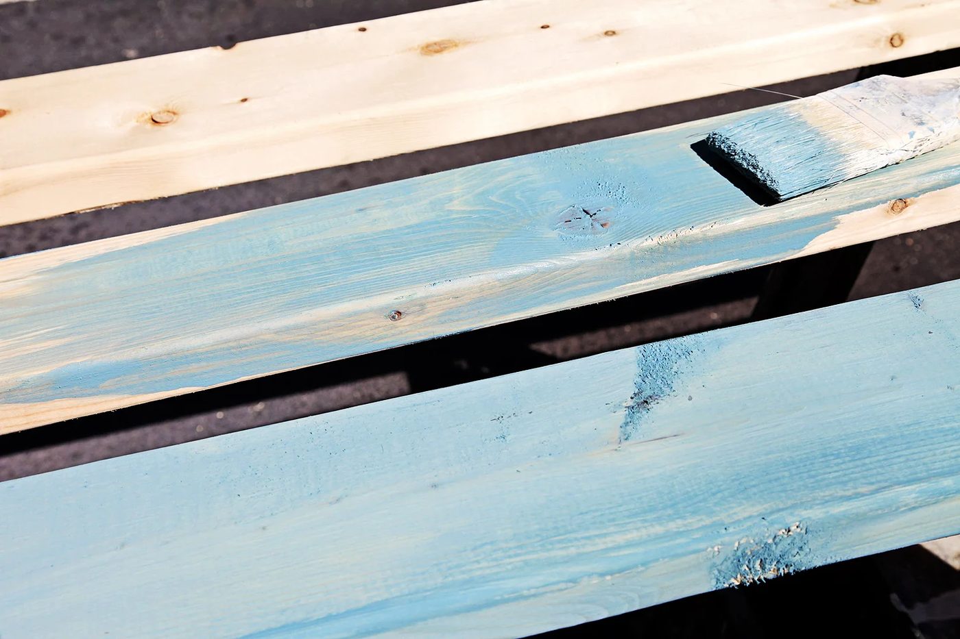 Using Miss Mustard Seed Milk Paint to create a beach-inspired side table by Shabbyfufu featured on @Bekob