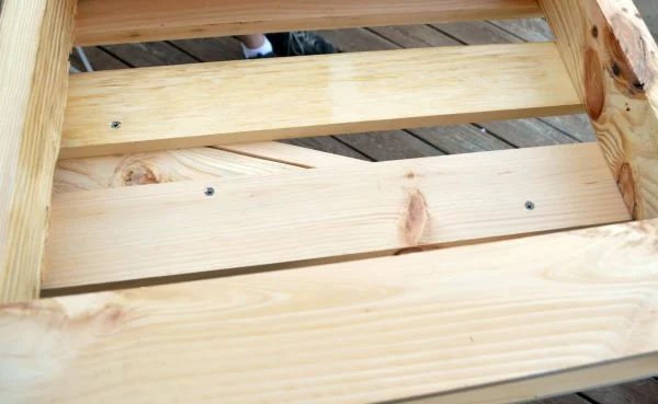 how-to-use-pallets-to-build-a-bench-by-one-artsy-mama-featured-on-Bekob