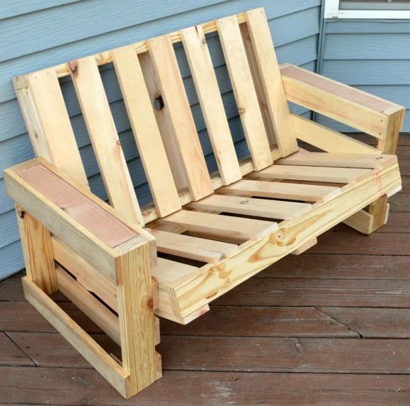 pallet-wood-love-seat-handmade-by-one-artsy-mama-featured-on-Bekob