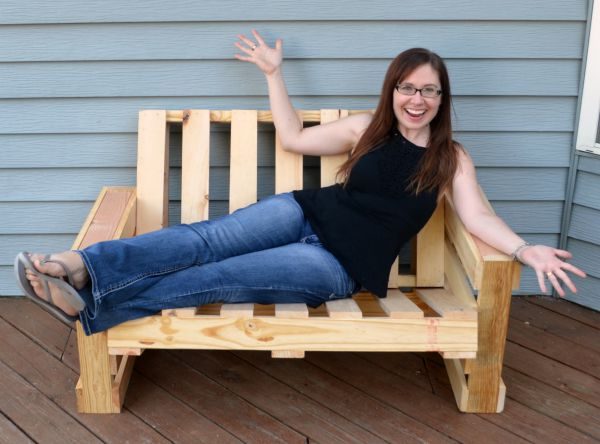 handmade-pallet-bench-for-patio-by-one-artsy-mama-featured-on-Bekob