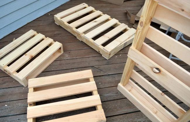 build-a-bench-from-pallets-by-one-artsy-mama-featured-on-Bekob