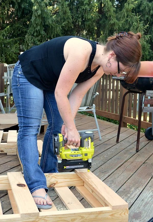 pallet-wood-bench-handmade-by-one-artsy-mama-featured-on-Bekob