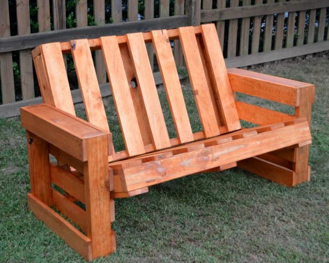 handmade-pallet-bench-for-patio-by-one-artsy-mama-featured-on-Bekob