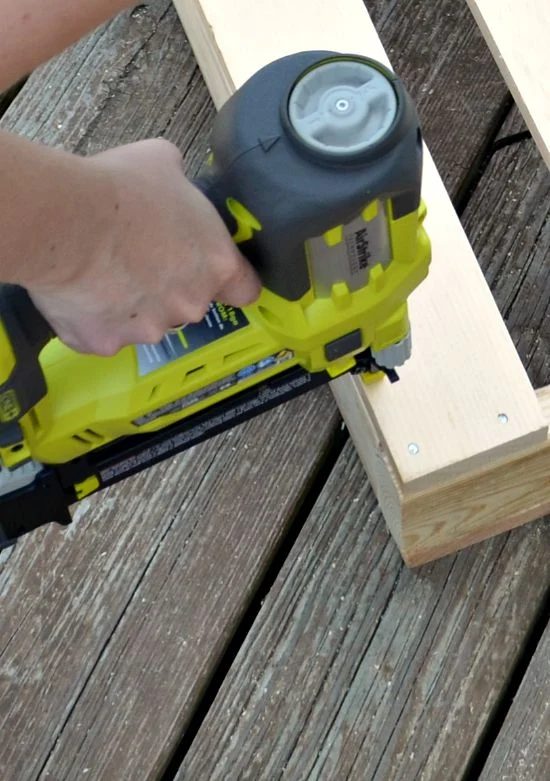 handmade-pallet-furniture-bench-for-garden-by-one-artsy-mama-featured-on-Bekob
