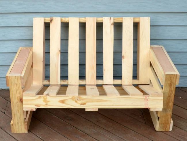 love-seat-pallet-bench-handmade-by-one-artsy-mama-featured-on-Bekob