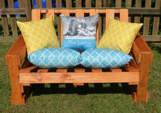 pallet-wood-bench-handmade-by-one-artsy-mama-featured-on-Bekob