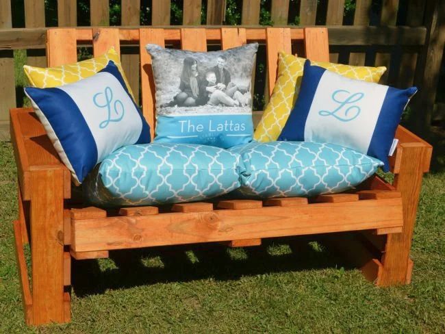 handmade-pallet-bench-by-one-artsy-mama-featured-on-Bekob