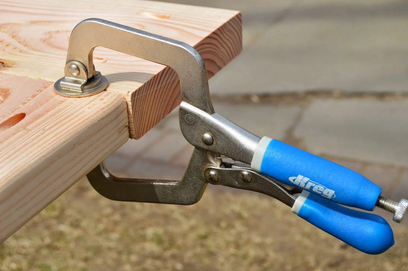 build patio table top with ice box, clamp to keep boards even when attaching pocket holes