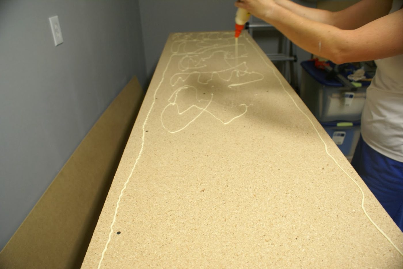 glue particle board and hardboard workbench top, featured on Bekob.com