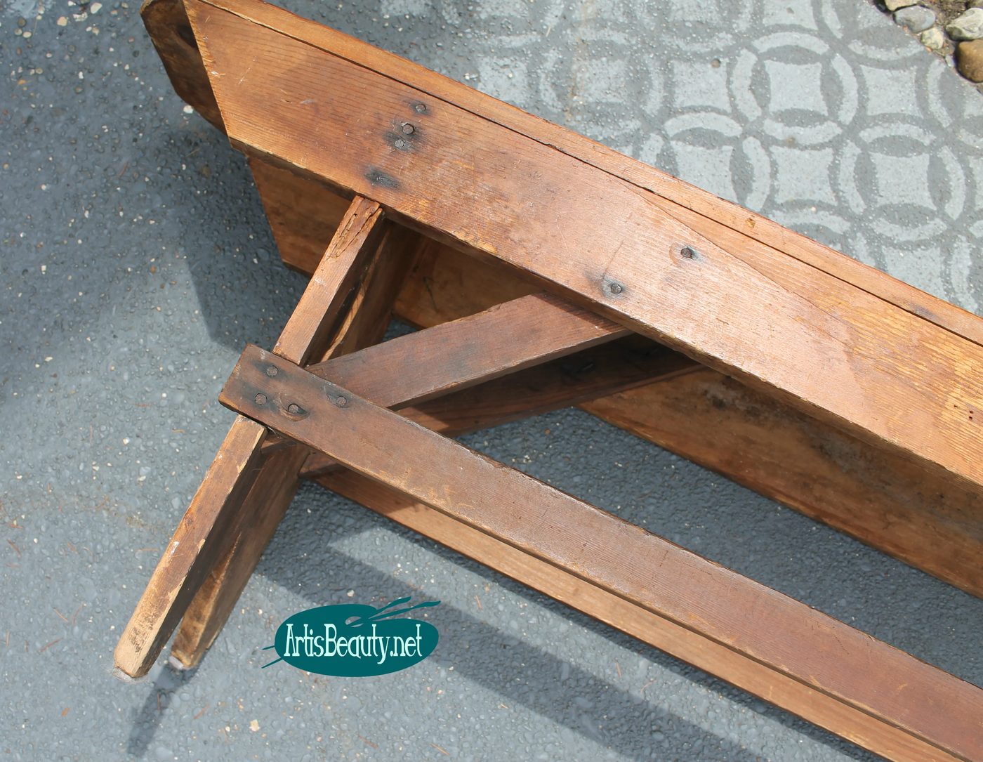 Build a striking Handmade primitive farmhouse bench for your farmhouse table or extra seating. Free plans on @Bekob