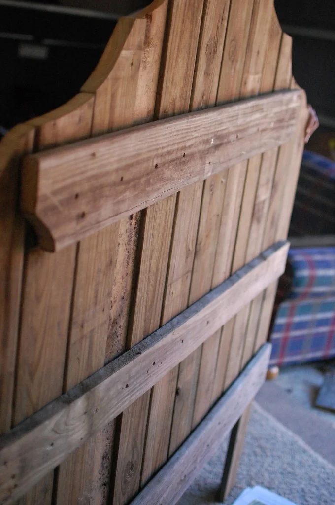 use fence boards to build rustic wood headboard, The Accent Piece on Bekob