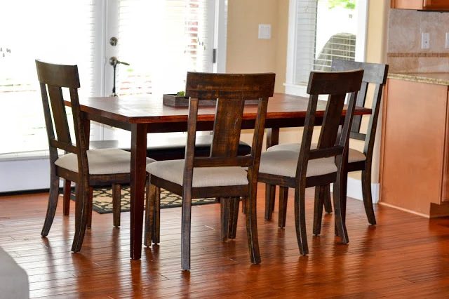 Handmade removable wooden plank table top, a complete walkthrough by Rachel Teodoro at Holy Craft featured on @Bekob