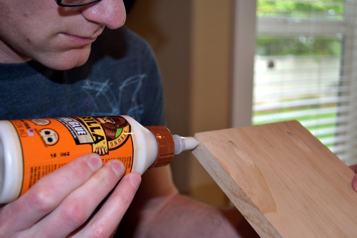 walkthrough for plank table top that is removable for crafting and messy projects by Rachel Teodoro at Holy Craft featured on @Bekob