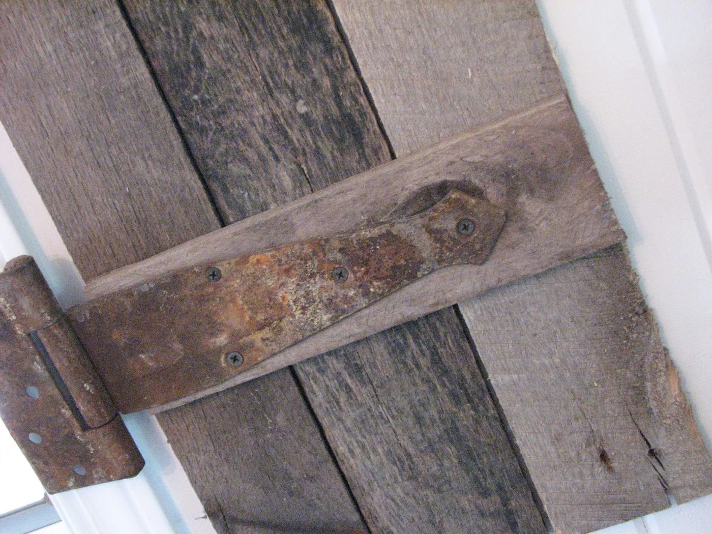 use salvaged hinges on interior barn wood pallet shutters, Prodigal Pieces on Bekob