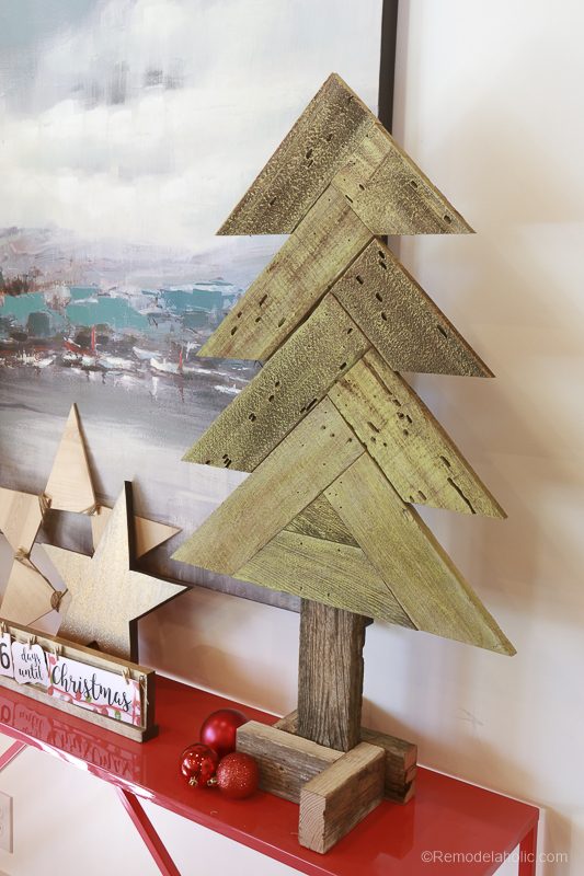 How To Build Handmade Rustic Herringbone Wood Christmas Trees From Old Fence Boards | Video walkthrough and free building plans at Bekob.com