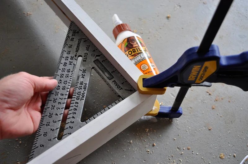 How to build a large Handmade shiplap backdrop for photos and parties | walkthrough on Bekob.com