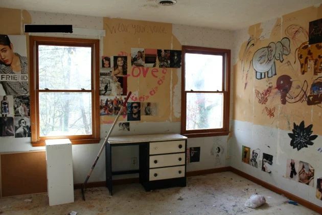 Toddler bedroom renovation by Tale of an Ugly House featured on @Bekob