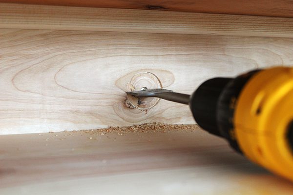 How to Build a TV Console by Two Feet First featured on @Bekob