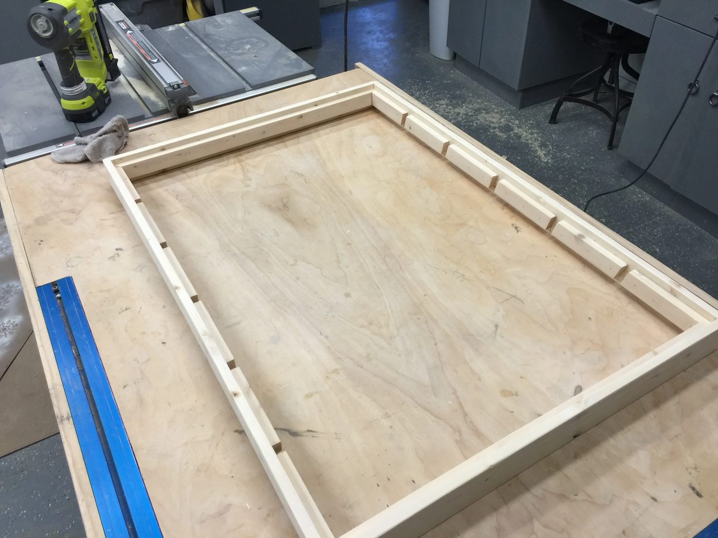 how to build a wall-mount chalkboard organizer with storage @Bekob (3)