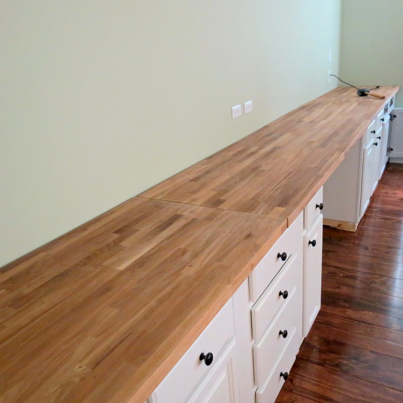 IKEA butcherblock countertop for built-in wall-to-wall desk, Home Is Where My Heart Is featured on Bekob