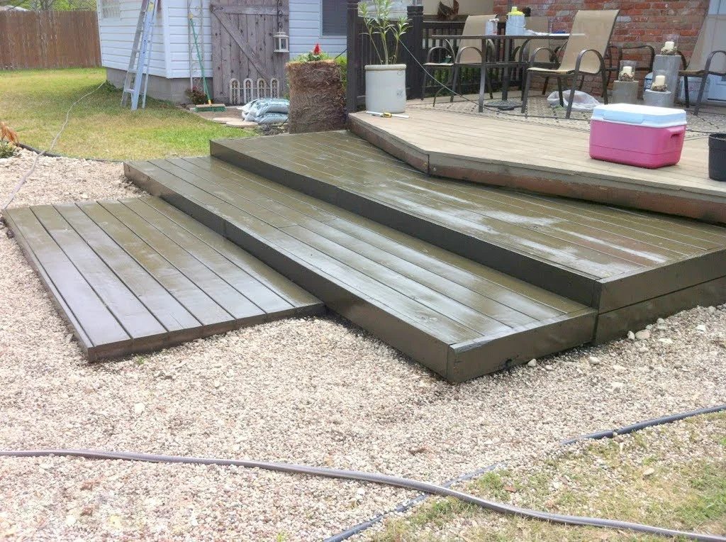 stained tiered pallet wood deck, The Second Wind of Texas featured on Bekob
