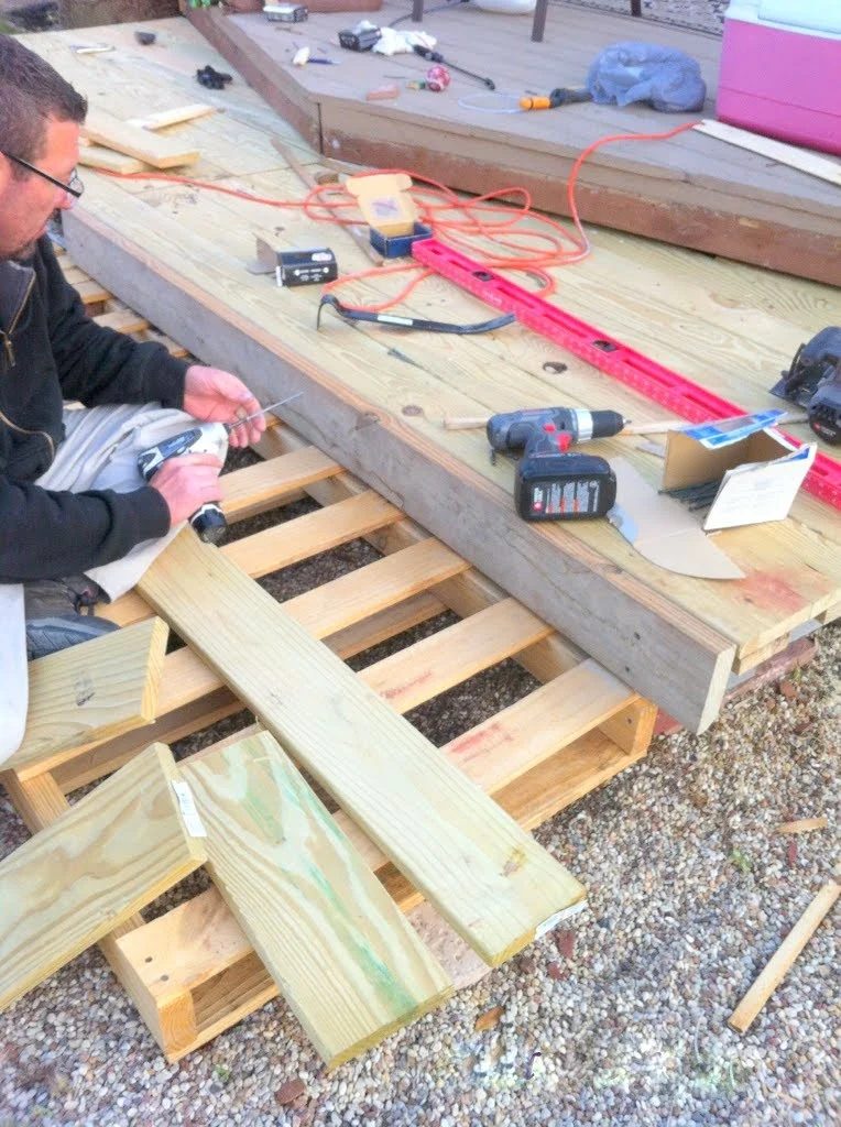 building a tiered wooden pallet deck, The Second Wind of Texas featured on Bekob