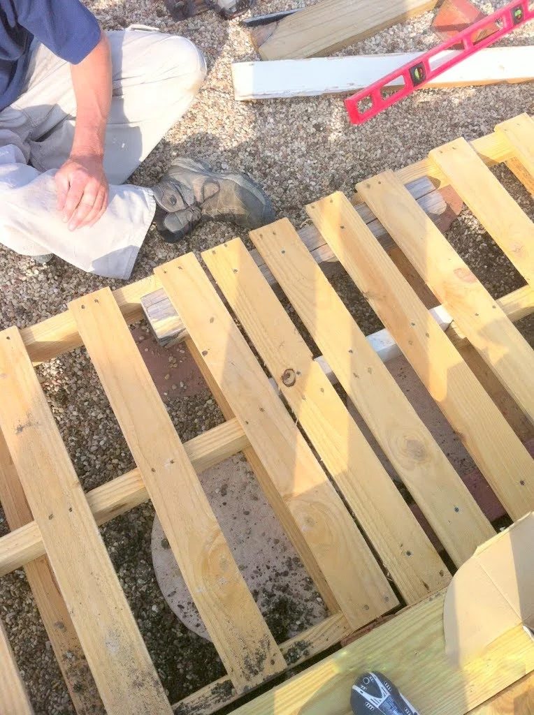 pallet deck with support boards for structure, The Second Wind of Texas featured on Bekob