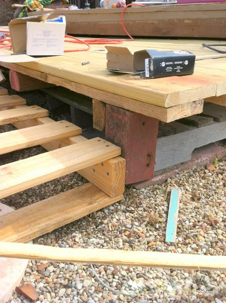 stepped pallet deck Handmade, The Second Wind of Texas featured on Bekob