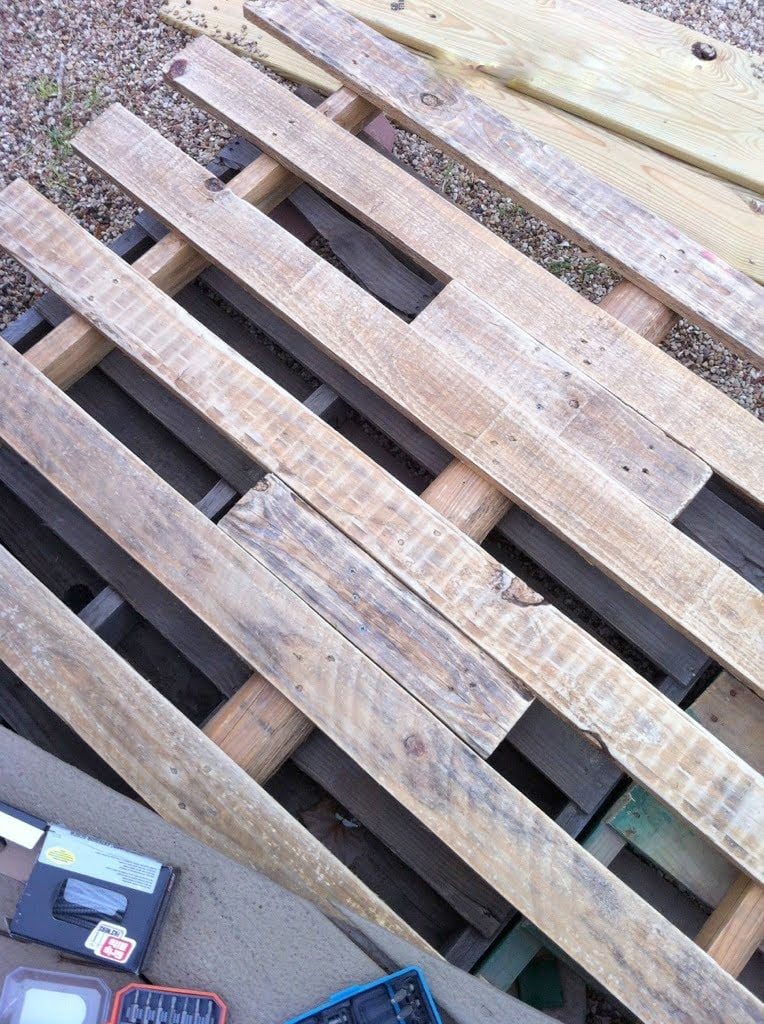 filler wood in a pallet deck, The Second Wind of Texas featured on Bekob
