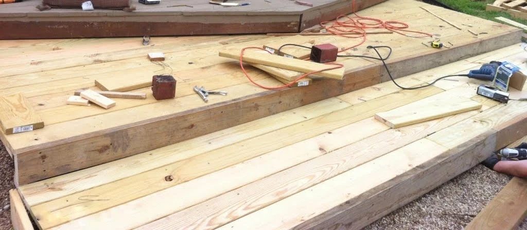 second tier of wooden pallet deck, The Second Wind of Texas featured on Bekob