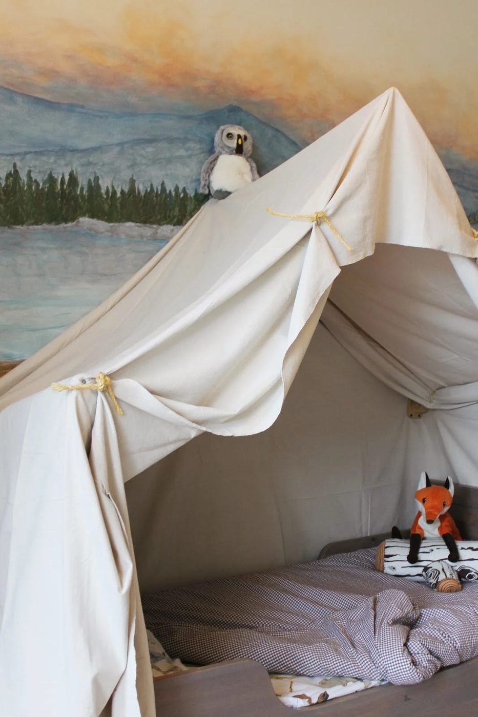 build a kids bed canopy that looks like an indoor camping tent, The Ragged Wren on Bekob