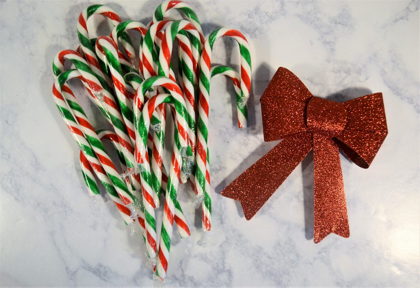 How to make a candy cane wreath with a bow