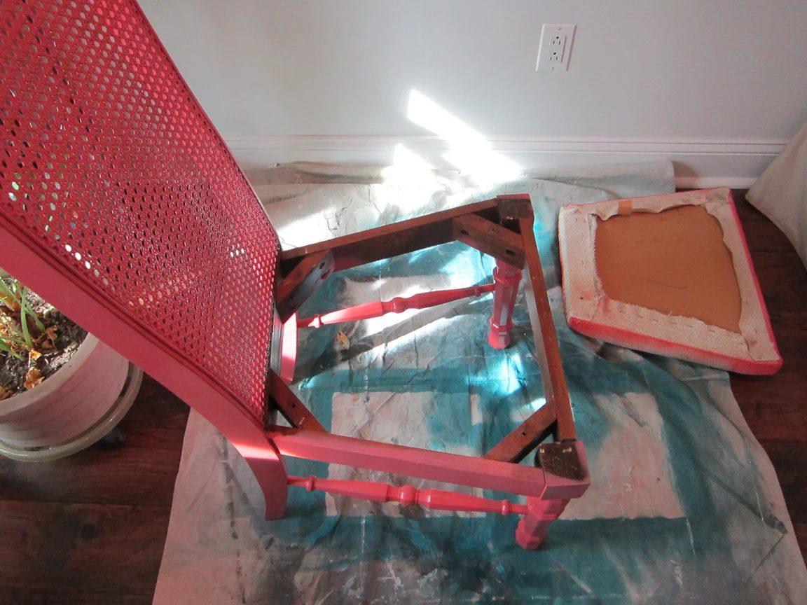 disassemble chair and remove cushion to redo - The Honeycomb Home on @Bekob
